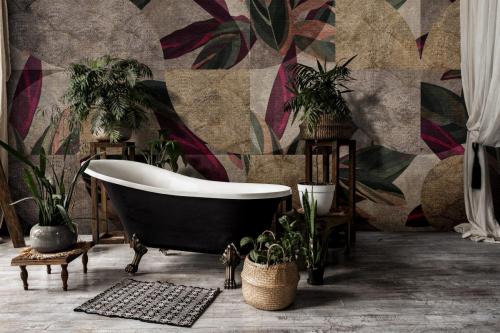 Bathroom,In,Vintage,Style,With,Elegant,Interior,,Contemporary,Black,Tub,